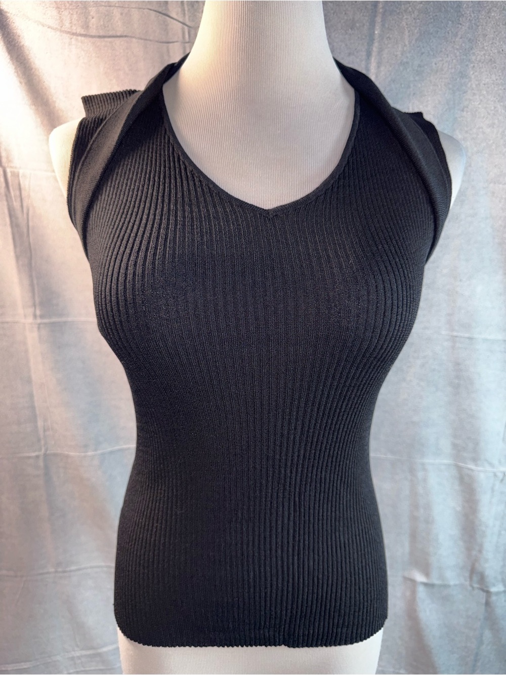 2215-Bentley A Sleeveless Ribbed V-Neck Tank Top - Black
